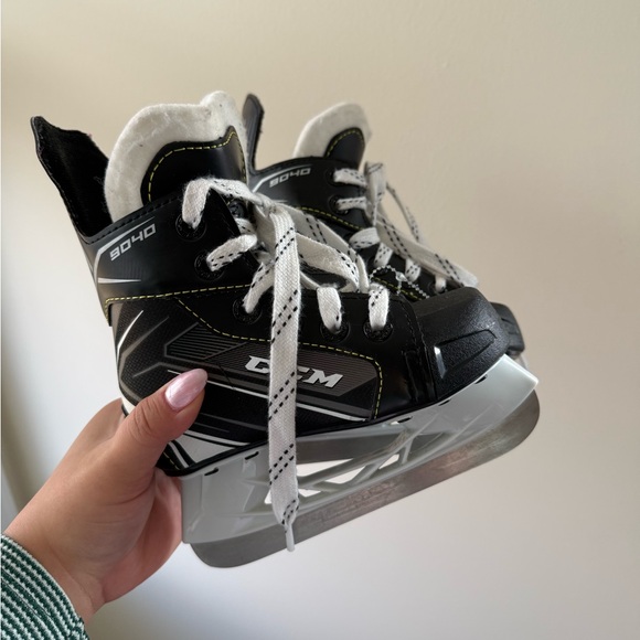 CCM Tacks 9040 Kids Hockey Skates - Picture 2 of 8